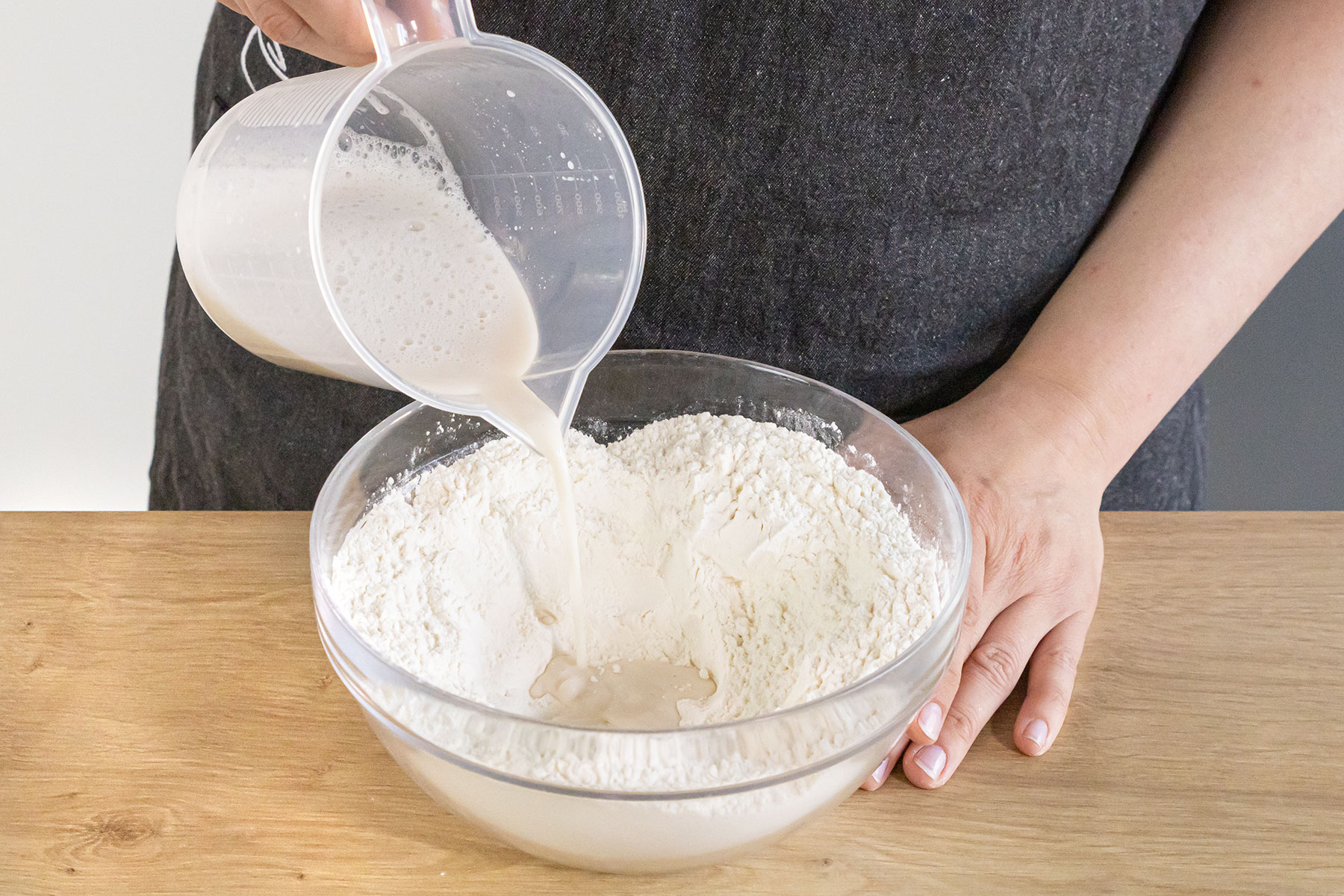 Hefemilch zum Mehl geben
