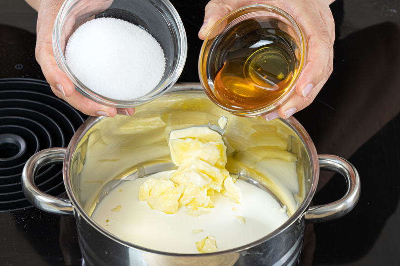 Milch, Butter, Zucker und Honig erhitzen