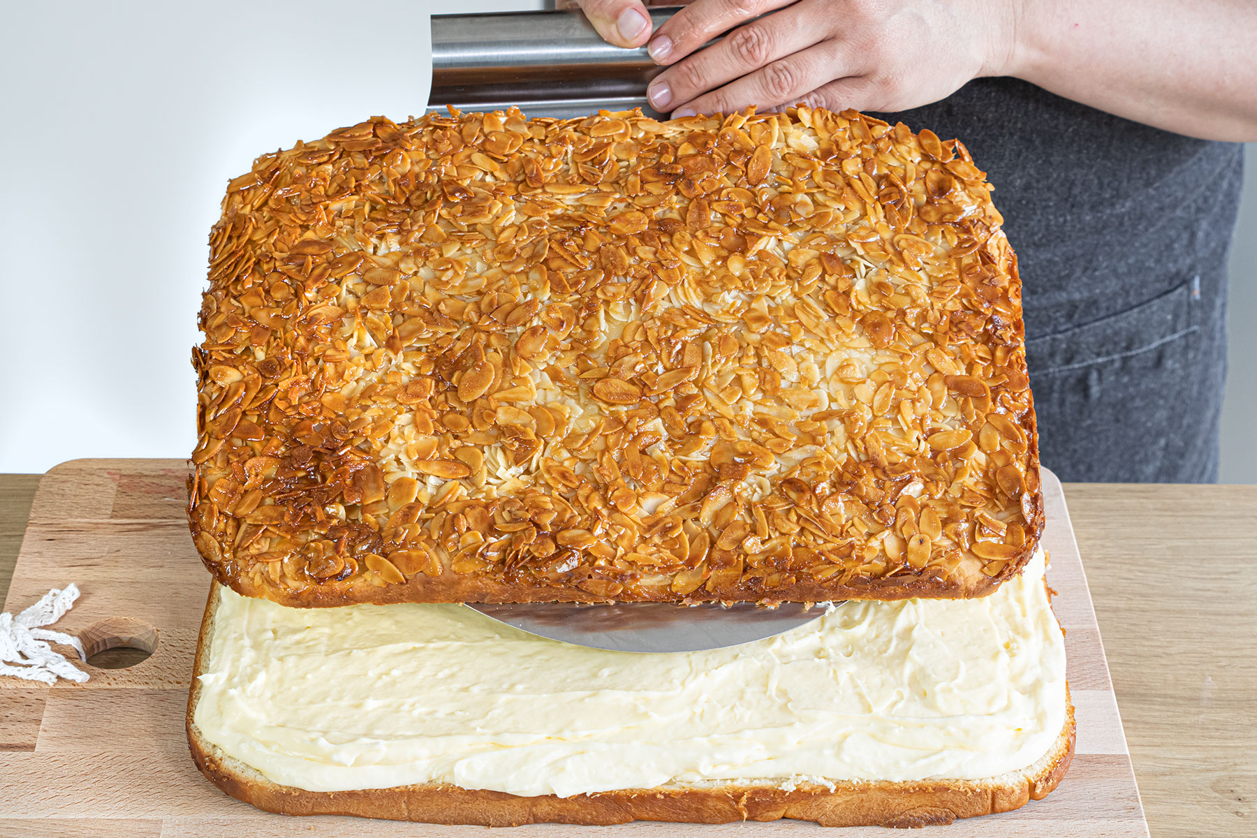 Boden mit Creme bestreichen und den Mandelboden wieder auflegen