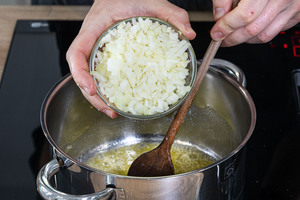 Zwiebelwürfel in Butter anbraten