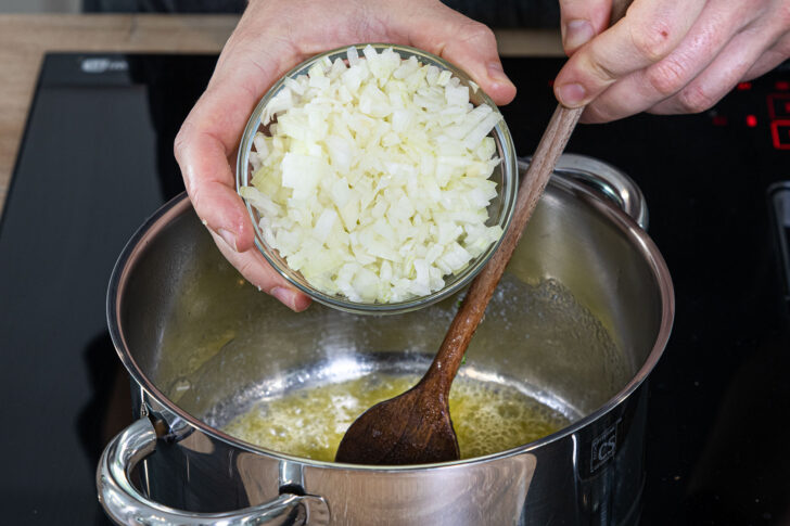 Zwiebelwürfel in Butter anbraten