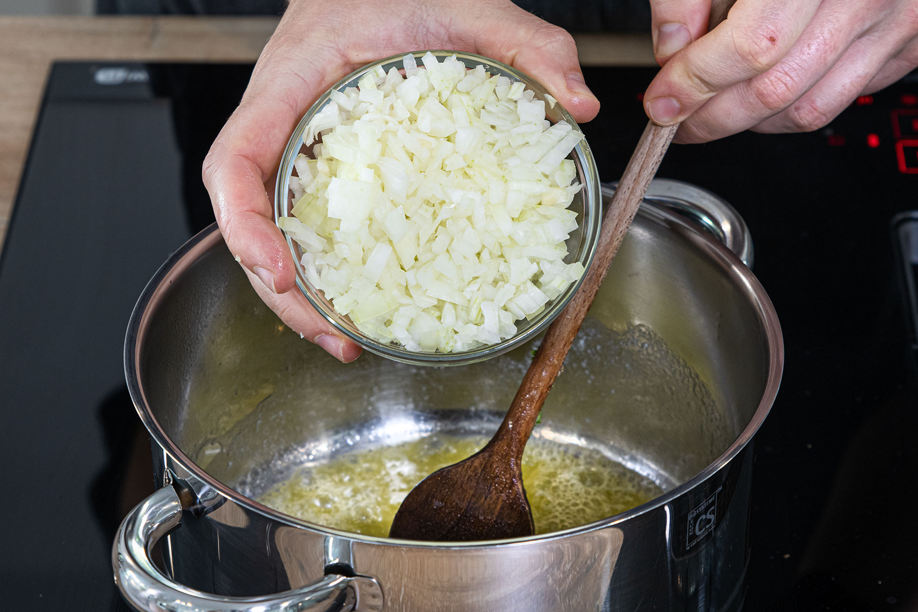 Zwiebelwürfel in Butter anbraten