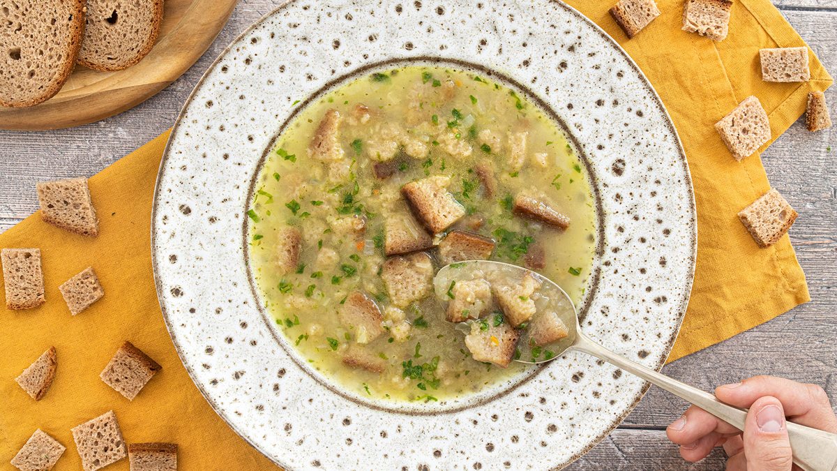 Brotsuppe nach Omas Rezept aus altem Brot - eat.de