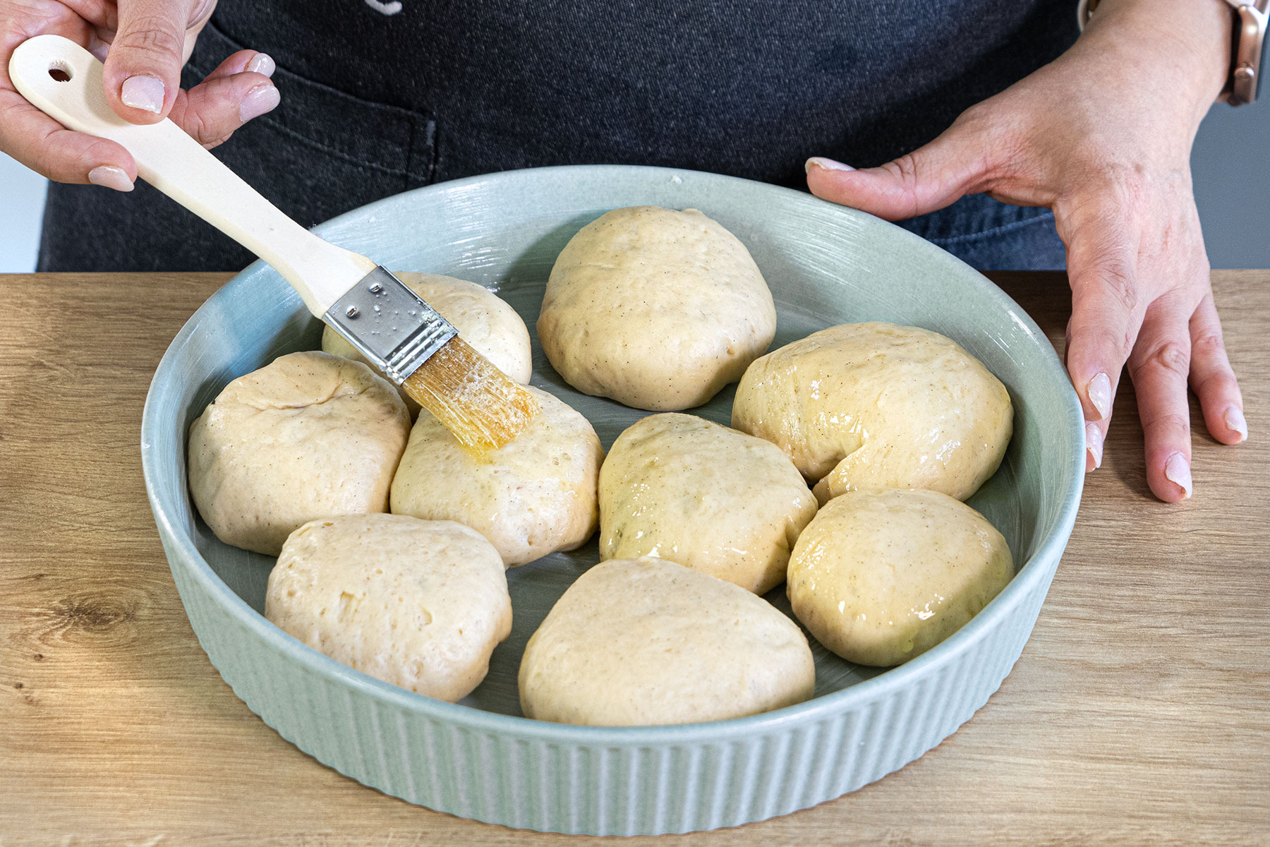 Buchteln mit geschmolzener Butter einstreichen