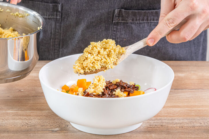 Bulgur in die Schüssel füllen