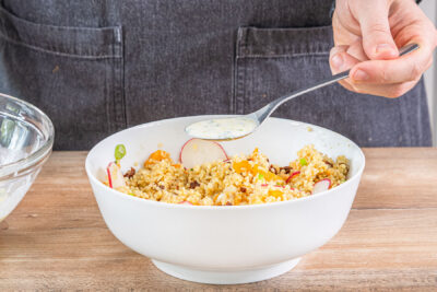 Dressing zu m Bulgursalat geben