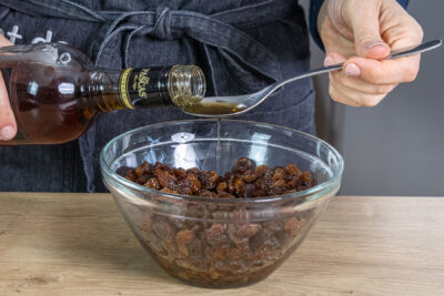 Sultaninen in Rum einlegen