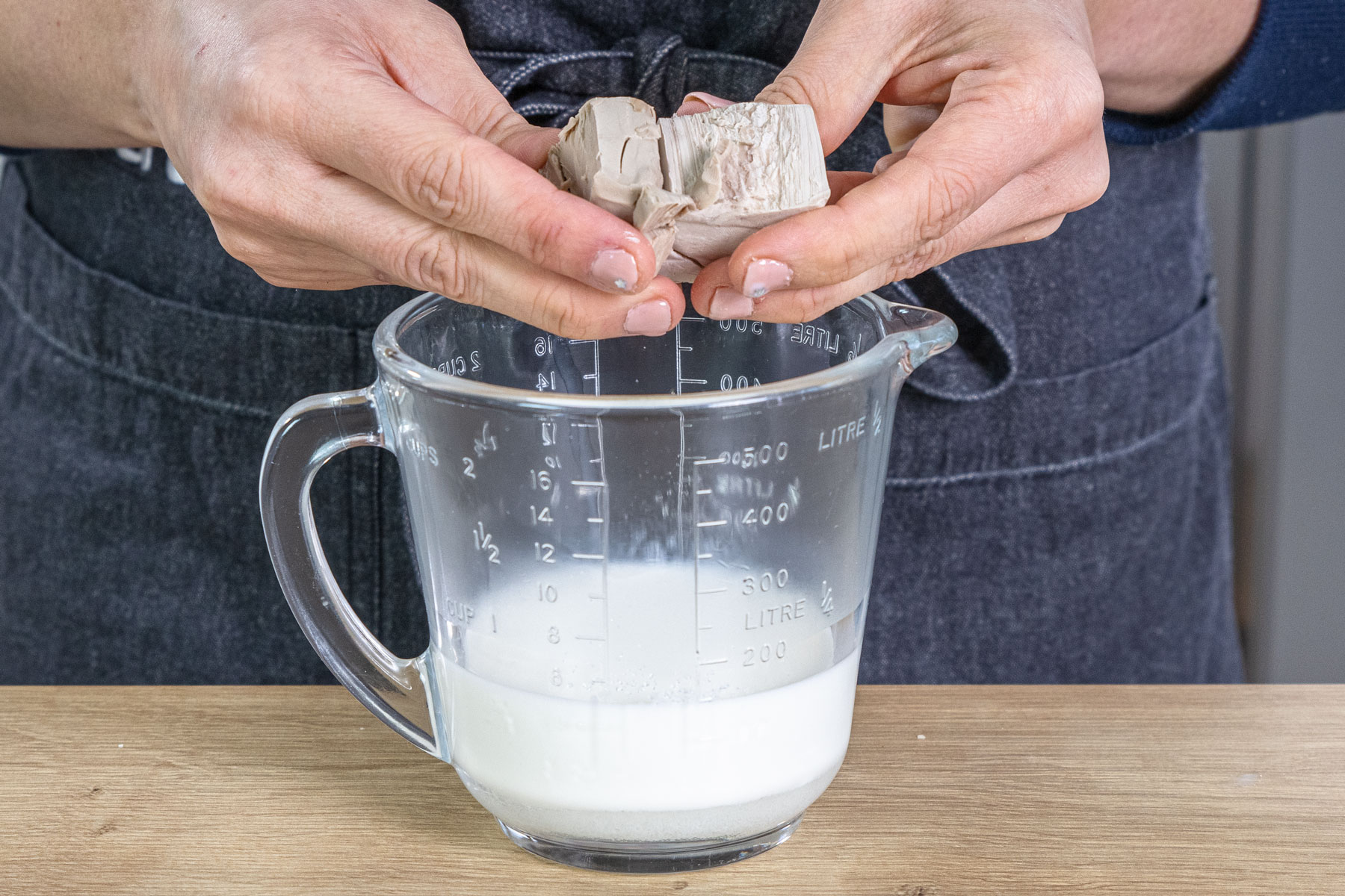 Hefe in Milch auflösen