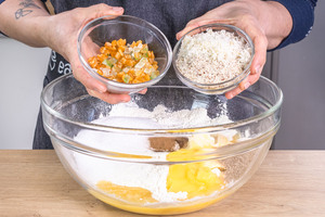 Zitronat, Orangenat und Nüsse dazugeben