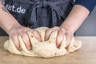 Stollen-Teig verkneten