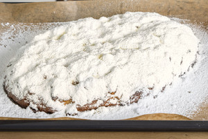 Dresdner Stollen mit Puderzucker bestäuben