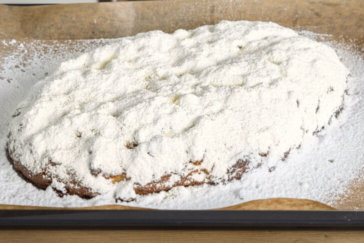 Dresdner Stollen mit Puderzucker bestäuben
