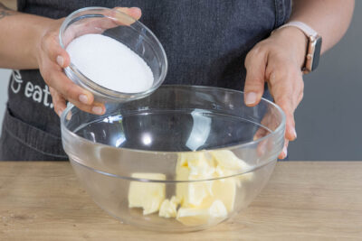 Butter und Zucker cremig aufschlagen