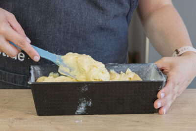 Eierlikörkuchen-Teig in die Form füllen