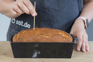 Eierlikörkuchen einstechen