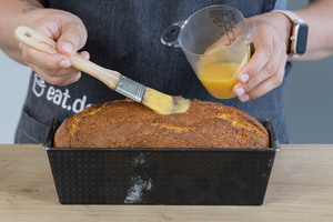 Eierlikör über den Kuchen geben