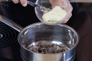 Butter und Schokolade schmelzen