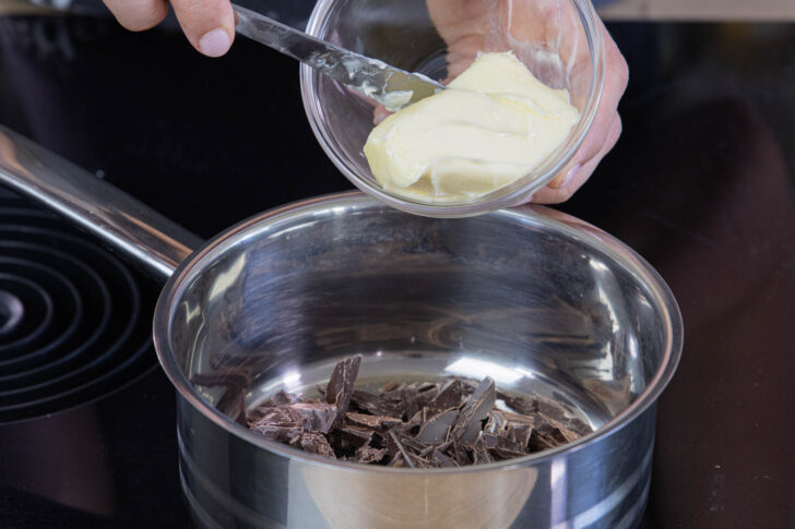 Butter und Schokolade schmelzen