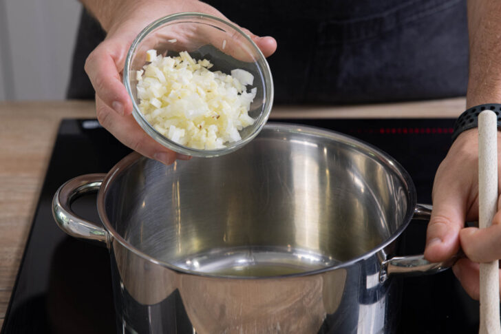 Zwiebeln und Knoblauch dünsten