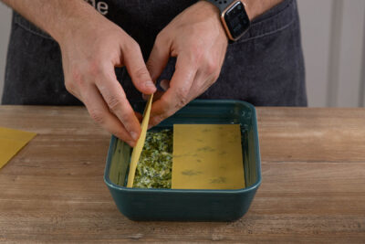 Lasagneplatten auf den Spinat legen