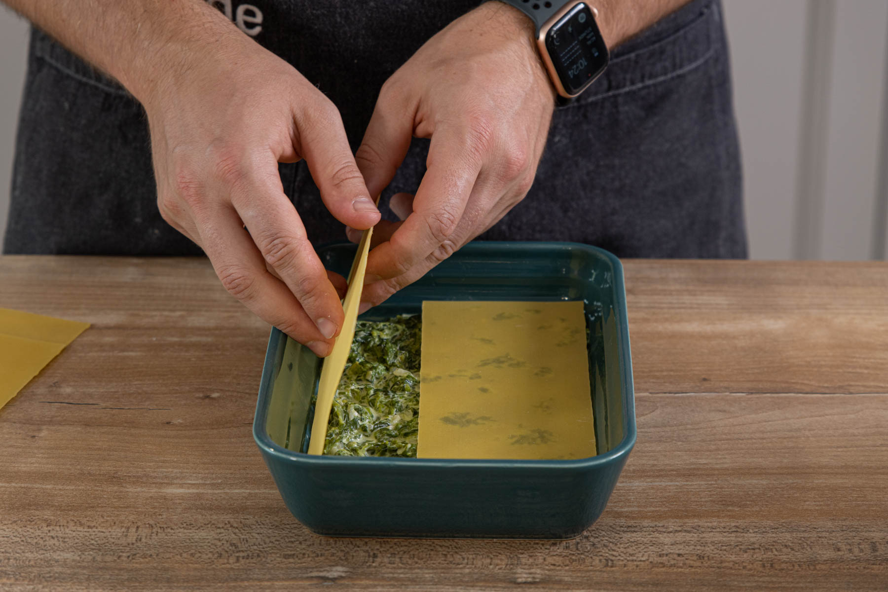 Lasagneplatten auf den Spinat legen