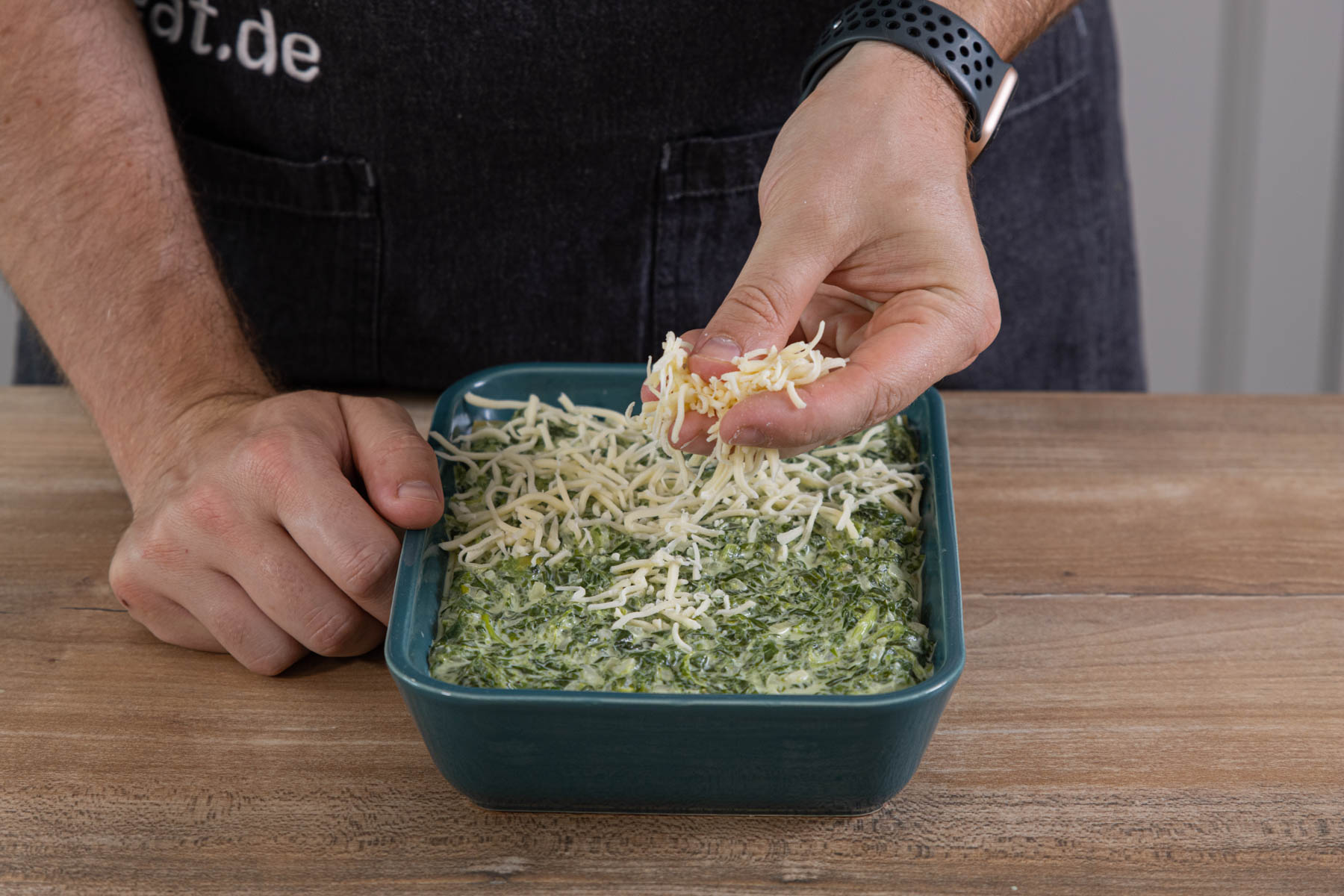 Einfache Spinatlasagne mit Käse bedecken
