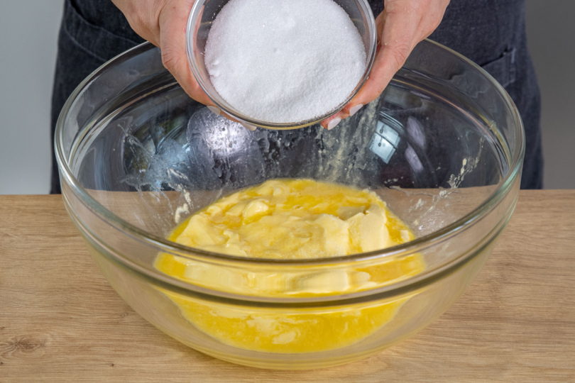 Zucker, Vanillezucker und Salz zur Margarine geben