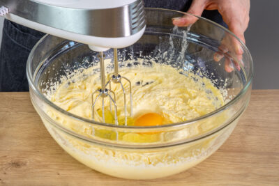 Eier einzeln unter die Margarine-Zucker-Creme rühren