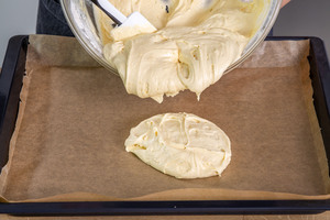 Teig für den einfachen Quittenkuchen als Boden auf dem Backblech verteilen