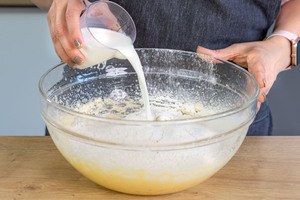 Milch zum Rührteig gießen