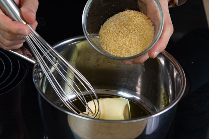 Zucker und Butter in Topf geben