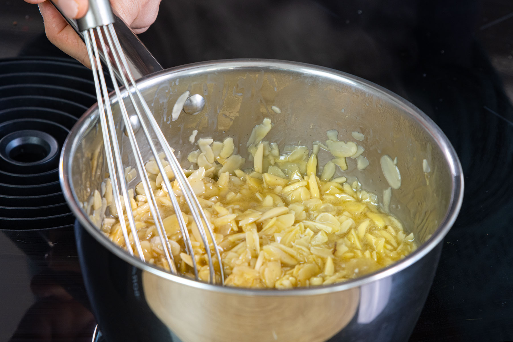 Mandeln mit Buttermasse verrühren