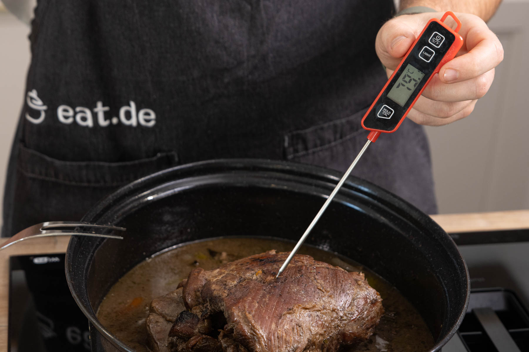 Kerntemperatur bei der Wildschweinkeule messen