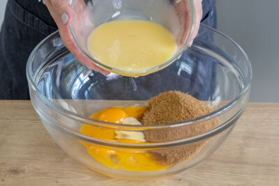 Butter zum Eigelb und braunen Zucker geben