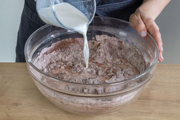 Milch in die Schüssel gießen