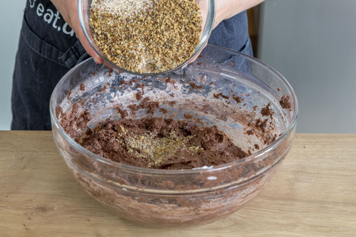 Nüsse zum Gewürzkuchenteig geben