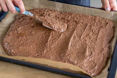 Gewürzkuchenteig auf dem Blech verteilen
