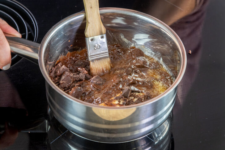 Kuvertüre mit Butter schmelzen