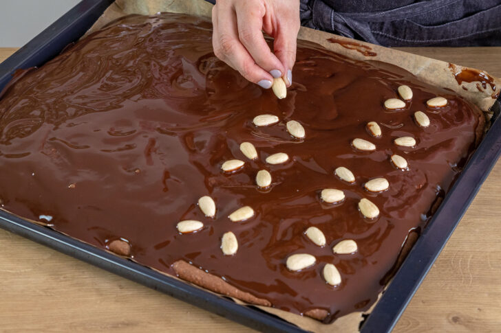 Gewürzkuchen mit Mandeln dekorieren