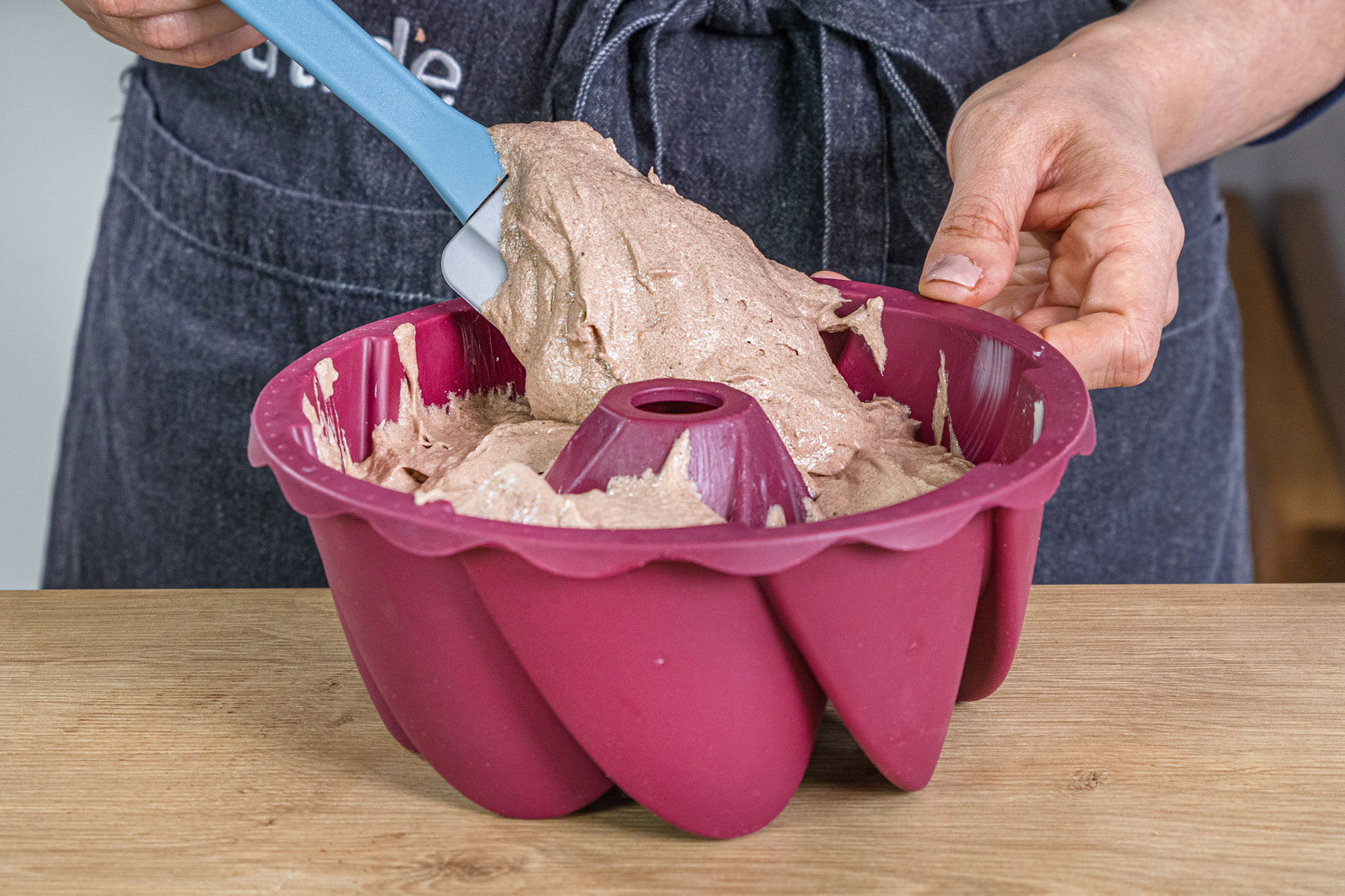 Teig für Glühweinkuchen in die Form füllen
