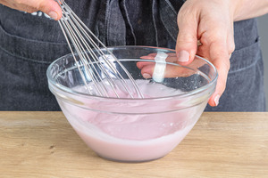 Zuckerguss für Glühweinkuchen verrühren