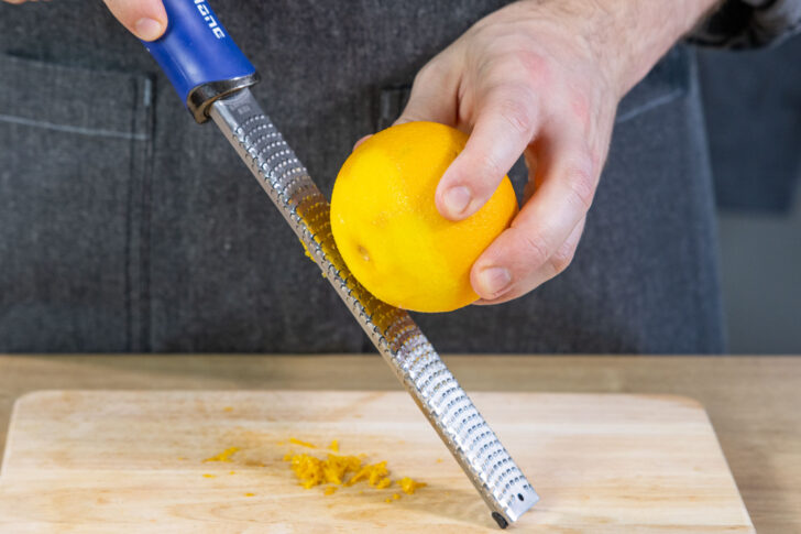 Schale der Orange abreiben