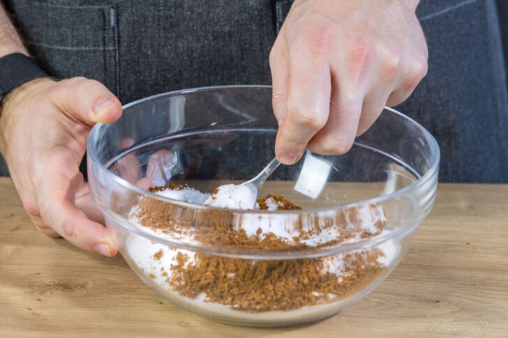 Gewürze mit Zucker vermischen