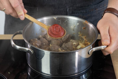 Tomatenmark dazugeben