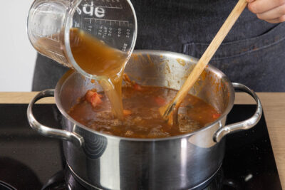Gulasch mit Rinderfond auffüllen