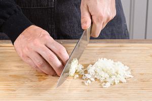 Zwiebeln und Knoblauch fein würfeln