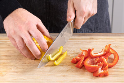 Paprika in Streifen schneiden