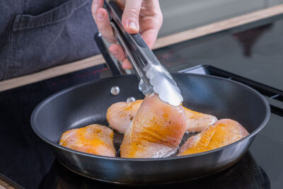 Hähnchen in die Pfanne geben