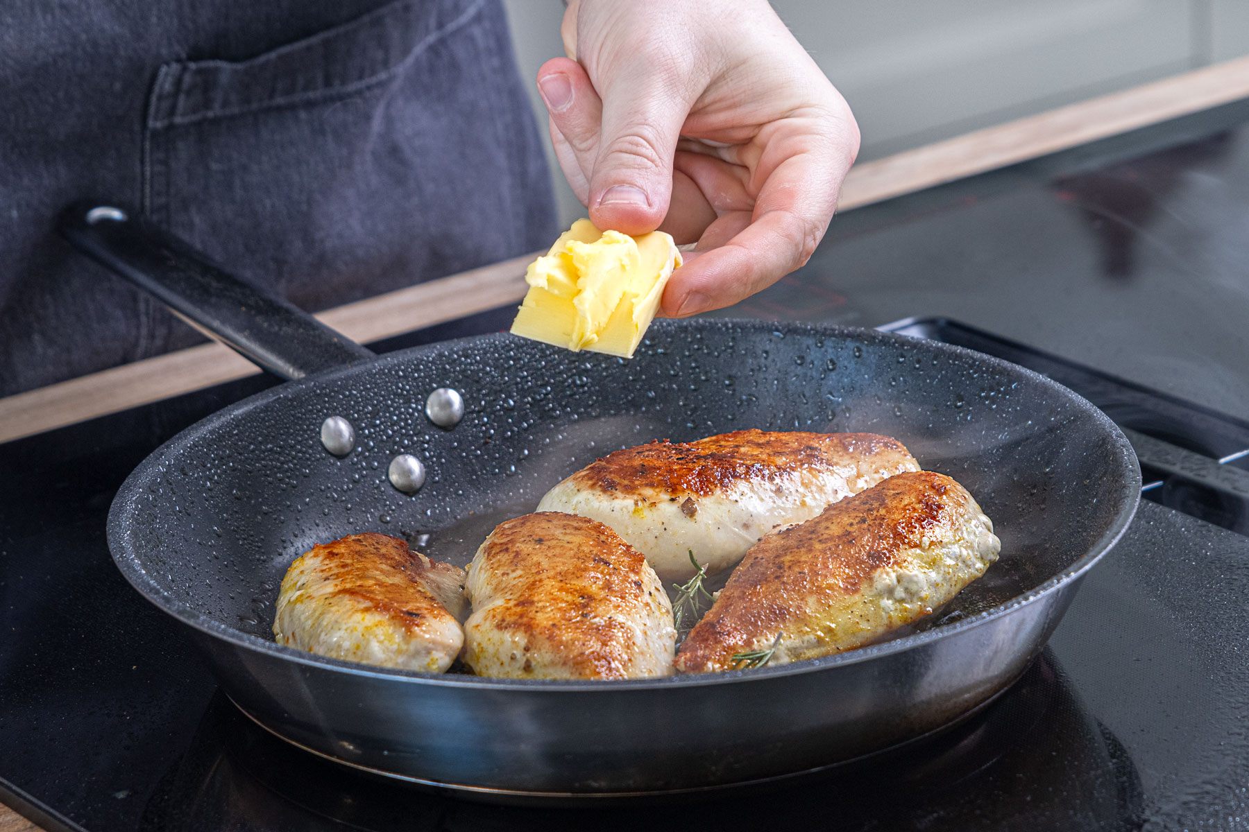 Butter in die Pfanne geben