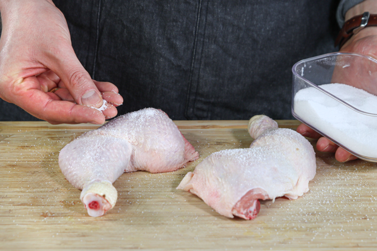 Hähnchenschenkel in der Pfanne schmoren